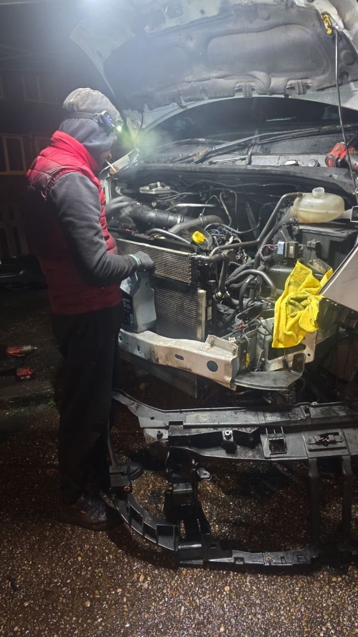 mecanic mobil care înlocuiește radiatorul seara